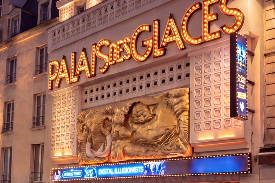 La façade du Palais des Glaces de nuit