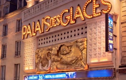 La façade illuminée du Palais des Glaces, rue du Faubourg du Temple à Paris 10e.